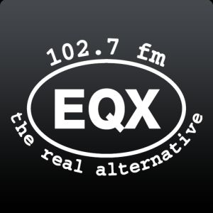 Logotipo de la emisora ​​de radio 102.7 WEQX